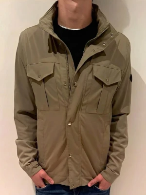 Grön J.Lindeberg Fieldjacka - Snygg Fieldjacka från märket J.Lindeberg. Storlek M. Nypris 4500kr. Vid frågor, skriv! 