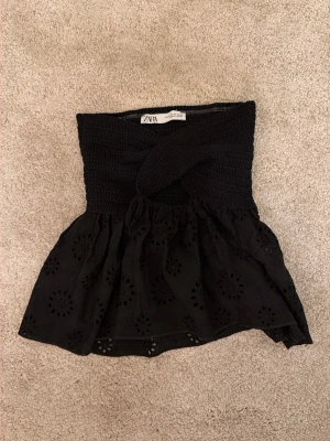 Svart tubtopp från Zara med spetsdetaljer - Svart tubtopp/ banduetopp från Zara!