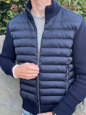 Elegance Essentials Cardigan jacka - Tja, säljer Elegance Essentials ”Nimbus Cardigan Jacket - Navy blue” | Ägaren av Elegance Essentials AB, ni kan köpa här eller på hemsidan ”eleganceessentials.se”. Blir ingen skillnad på vilken plattform ni köper på. Finns i storlekarna XS, S och M, snart L också.