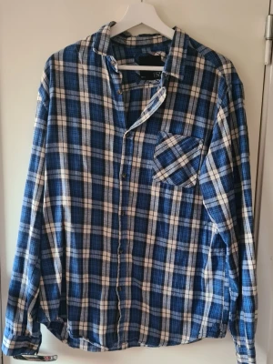 Blårutig skjorta  - Säljer en blårutig skjorta från Lager 157 i storlek L. 