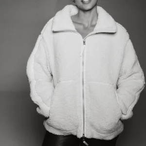 Vit teddyjacka med dragkedja - Säljer en fluffig vit teddyjacka från h&m i storlek S.  Köpt för 549kr, säljer den för 400kr💕