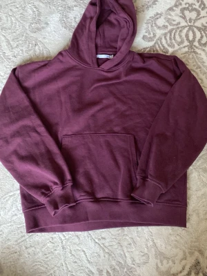 Vinröd hoodie  - Hoodie från lager 157 i storlek 150, vinröd och jätteskön. Bara andvänd 1 gång 