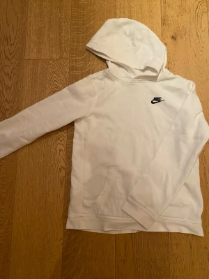 Vit hoodie från Nike  - En vit hoodie med luva från Nike, storlek 164-170. Passar någon som vanligtvis har XS eller lite mindre.