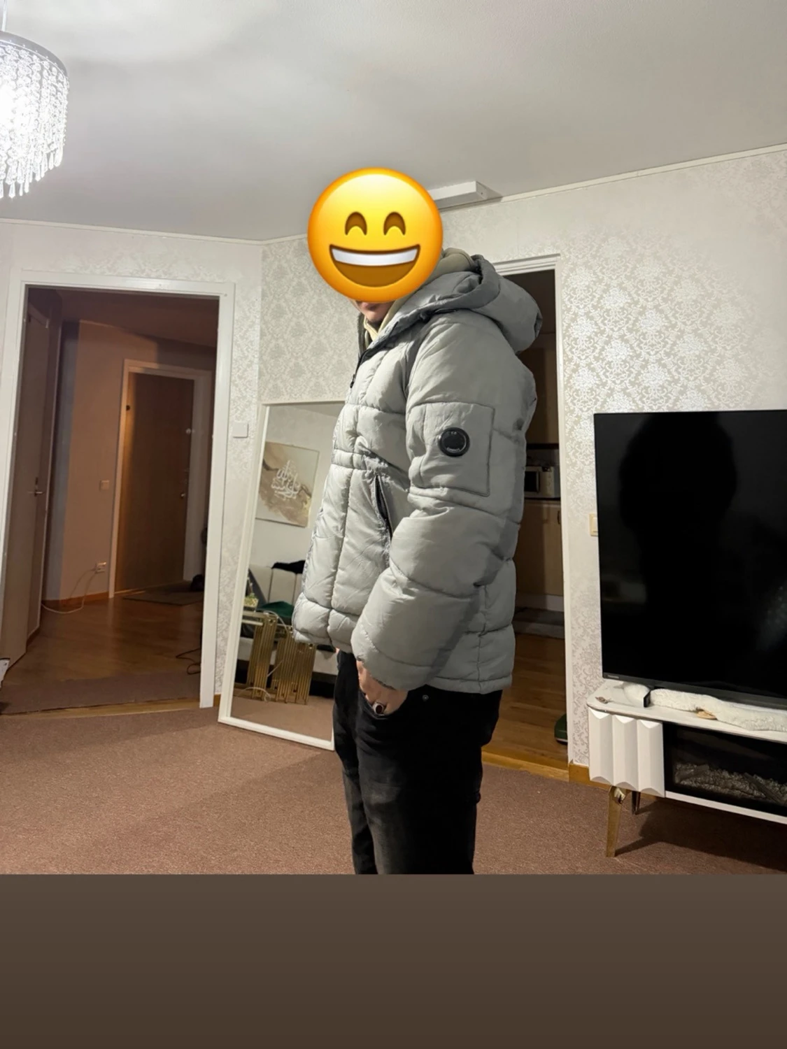 Ljusgrå pufferjacka med huva