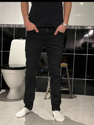 Levi's 511 svarta jeans - Riktigt snygga Levi’s jeans i bra skick  som sitter slim storleken är w30 och modellen är 176 lång hör av er vid intresse först till kvarn!!🍾