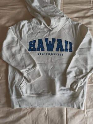 2 Barn hoodie  str.120 fran lager 157 - Barn hoodie. Mjuk . Vit och Grå .I bra skick. 80% cotton . Används bara några gånger. 75 sek för bada. 