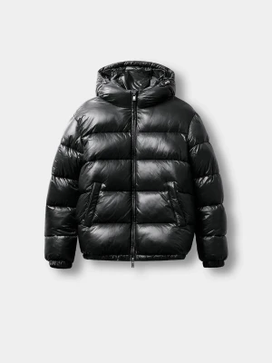 Zara pufferjacka  - Säljer en snygg Pufferjacka från Zara. Jackan är i mycket bra skick, förutom en skada på ena fickan (sista bilden) Nypris  är 1300 kr. Pågrund av skadan säljer jag jackan för  625 kr. Priset är diskuterbart vid snabb affär! 