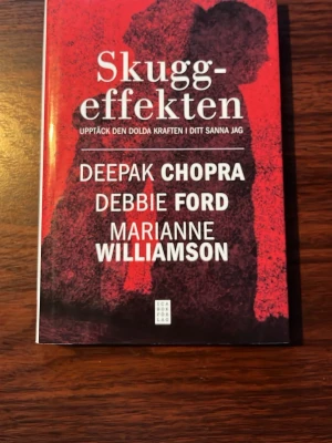 Skuggeffekten - Upptäck den dolda kraften i ditt sanna jag! Skuggeffekten är en inspirerande bok som utforskar personlig utveckling och självinsikt. Perfekt för dig som vill förstå dig själv bättre och hitta nya vägar till inre styrka.
