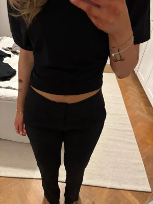 Linnebyxa svart - Linnebyxor med riktigt midja från Madlady i stl 40 xtall(är 181cm), sparsamt använda och as sköna men passar inte mig