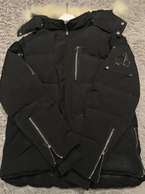 Moose knuckles jacka - Den är nästan aldrig använd, men har en liten repa på märket som inte syns förutom när man lyser på den