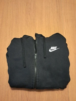 Nike fleecetröja - Säljer en Nike hoodie med zip dragkedja i storlek S. Tröjan är i bra skick och säljs pga lite användning. Nypris 799kr. 