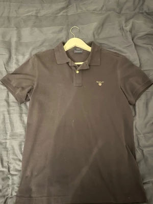 Svart piké från GANT - Säljer denna knappt använda piké tröja från gant i storlek M.