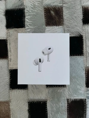 AirPods Pro (2nd Generation) MagSafe USB-C - Säljer ett par helt nya AirPods Pro (2nd Generation) med MagSafe-laddningsetui och USB-C. Produkten är i obruten förpackning och har aktiv brusreducering, transparensläge och hög ljudkvalitet. Perfekt för både musik och samtal. Inga synliga defekter eller slitage.