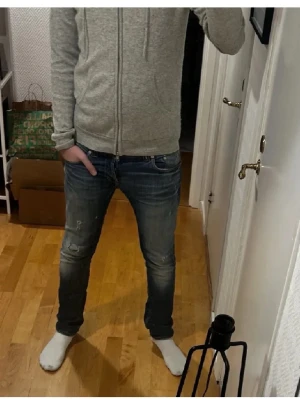 Dondup jeans - Säljer dessa riktigt schyssta dondup jeans. De är i storlek 31-32 och är osäker på modell, men sitter slim. Skulle gissa George eller Sammy. Den ända flawn syns på sista bilden, men syns inte när jeansen är på. Bara skriva vid fler frågor!