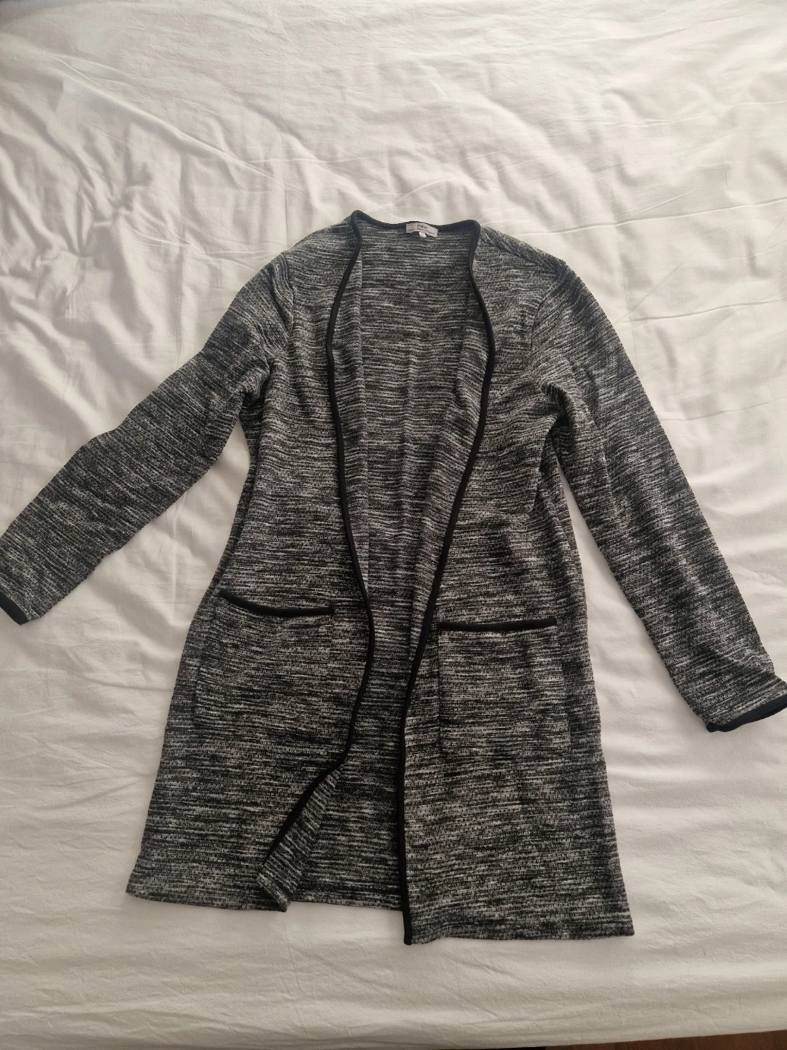 Gråmelerad lång kofta från me&i