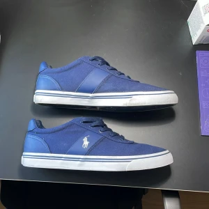 Ralph lauren skor - Snygga skor i 44 som säljs då de inte kommer till användning. Väldigt sparsamt använda därför väldigt bra skick