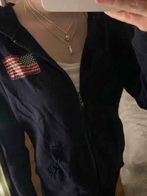 Marinblå tröja - Marinblå tröja i storlek S som tyvärr inte kommer till användning , tröjan har en del spets detaljer på fickorna.