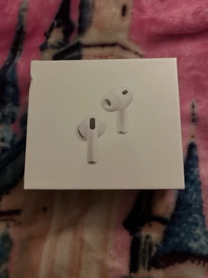 AirPods Pro 3 - Snygga och moderna AirPods Pro 3 från Apple, levereras i originalförpackning. Trådlösa hörlurar med aktiv brusreducering, flera öronproppsstorlekar och laddningsetui. Kompatibla med USB-C, MagSafe och Qi-laddare. Kartongen har mindre märken men är i gott skick.