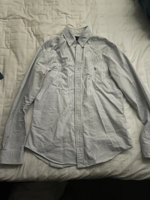 Ralph lauren skjorta - Säljer på grund av att den inte används längre. Inga defekter, hör av er om frågor!!