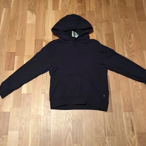 Svart tunn hoodie från Cubus. - Jag säljer en svart tunn hoodie ifrån Cubus, jag säljer den för att jag har växt ur den. Den är mycket bra skick och knappt använt den, den är inte sliten i muddarna. Storlek 146-152 