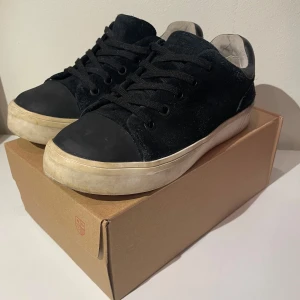 Svarta mocka skor - Snygga mocka skor med läderdetalj. Påminner om Lanvins. De är hela bara under sulan e smutsig, lite gulnad och lite skavd. Skriv om du har några frågor! Kom med pris förslag