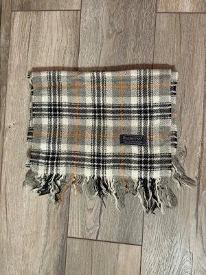 Burberry halsduk  - Tja säljer nu denna as feta halsduk från burberry. Skick 9,5/10. Vid minsta lilla fundering är det bara att höra av sig.