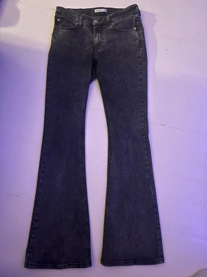 Bootcut jeans från Perfect Jeans, svart - Bootcut jeans i svart färg från Gina tricot Jeans, storlek 36. Säljer eftersom jag inte använder 