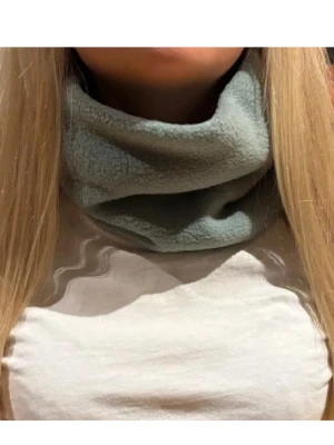 Buff mintgrön - willow - ❄️❄️mintgrön fleece buff- willow. Handgjorda av vårat uf företag - Beyondbuff. Det finns ett begränsat antal så hör gärna av dig innan du köper. Mått: 17 höjd, 27 bredd (rakt över)💕