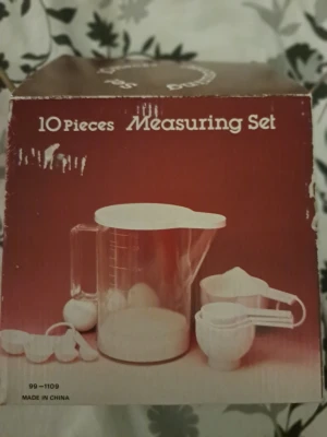 Mätset- 10 delar kanna, måttkoppar & måttskedar - Säljes:  Mätset med 10 delar. Innehåller bland annat en kanna med lock, måttkoppar och måttskedar. Oöppnad och oanvänd kvar i orginal förpackning.   Skickas via posten men köpare står för frakten. Vid övriga frågor skicka meddelande.  Lämnar självklart god omdömen om köparen gör det.  Kolla in gärna på mina andra annonser.