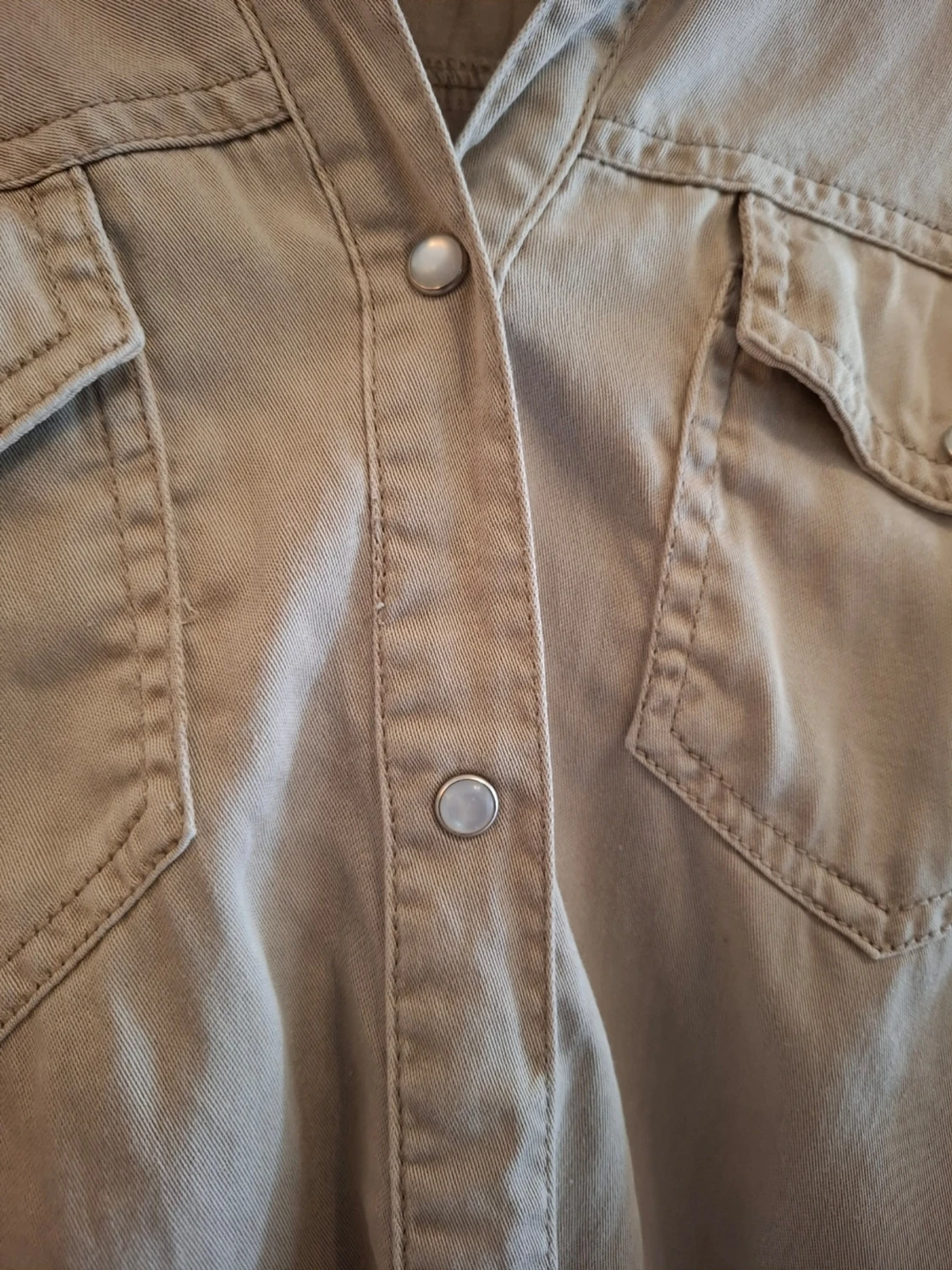 Beige skjorta med knappar från Vila - 1