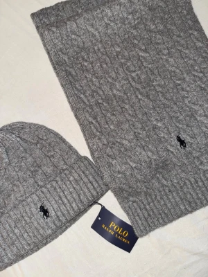 Polo Ralph Lauren Mössa + Halsduk -  Finns att hämta i Malmö, kan även frakta!  Helt nya Polo Ralph Lauren set som håller en varm under denna kalla vintern Mössa + Halsduk för endast:  899kr (Priset kan diskuteras)  Storlek: One Size 