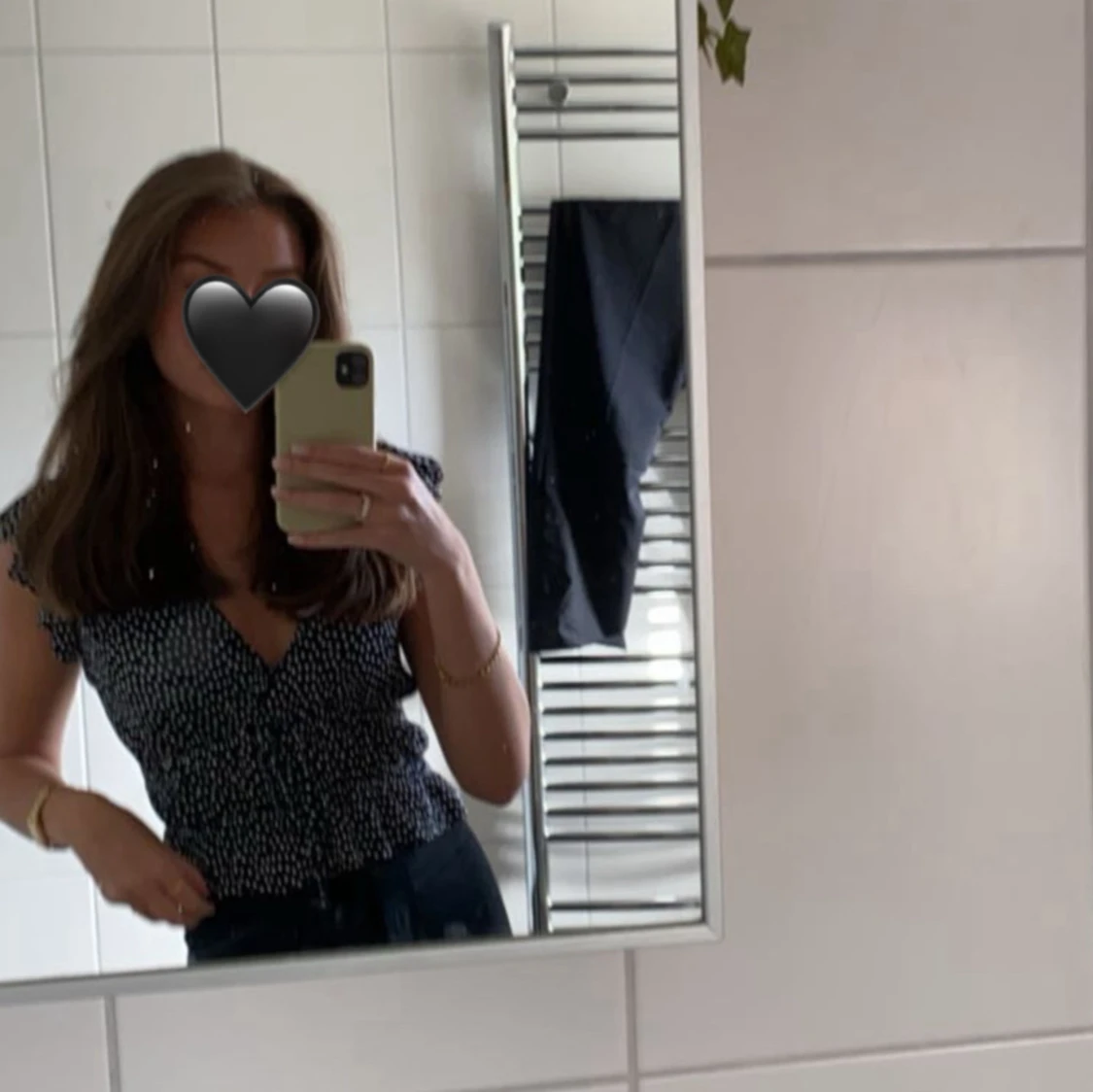 Svart prickig blus med volang