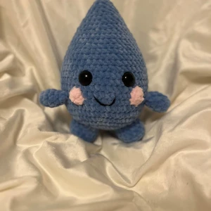 Virkad vattendroppe - OBS detta är en beställning så köp ej om det inte är din! Den är ca 23 cm hög🌸