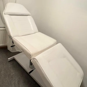 Skönhetssäng/ behandlingssäng  - Säljer en snygg och bekväm vit skönhetssäng/behandlingssäng i mycket fint skick. Den passar utmärkt för dig som arbetar med fransar, hudvård, massage, tatuering eller lashlift, men även för dig som vill skapa en lyxig spa-känsla hemma. Justerbar ryggdel för optimal arbetsställning. Passar både professionellt bruk och hemmabruk.  Observera: Armstöden saknas, men sängen fungerar utmärkt utan dem.  Finns att hämta i Örebro!