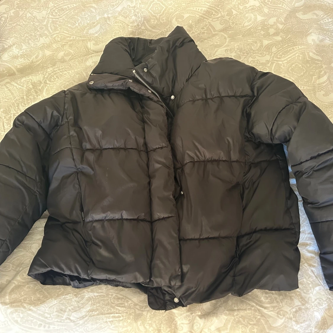 Svart pufferjacka med dragkedja - 1