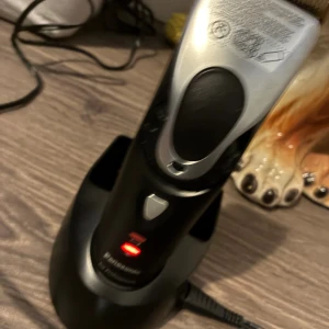 Panasonic Professional Hair Clipper - Panasonic professionell hårtrimmer med laddningsstation. Trimmern är i gott skick och fungerar som den ska. Passar både hemmabruk och salong. Som ny använd en gång