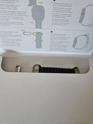 Apple Watch Ultra 49mm titan - Apple Watch Ultra 49mm med boett i titan och keramik, safirglas och svart sportarmband. Klockan har en fyrkantig form, digital krona och tydlig display. Perfekt för dig som vill ha en smartklocka med stilren och robust design.