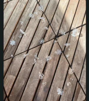 Genomskinligt blommigt band till julgranen - Superfint band med genomskinliga blommor i plast. Blommorna är placerade med jämna mellanrum längs en tunn tråd, vilket ger ett lätt och luftigt intryck. Perfekt för dig som gillar söta och unika  med blommig touch.