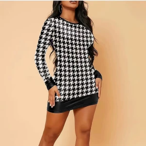 Svartvit Rutig Korttklänning - Helt Ny ! - Snygg kortklänning med svartvitt rutigt mönster och långärmad design. Klänningen har svarta detaljer vid ärmslut och nederkant, samt en tight passform som framhäver figuren. Materialet är troligtvis polyester och klänningen har en modern och trendig look. Helt Ny ! Storlek:  M