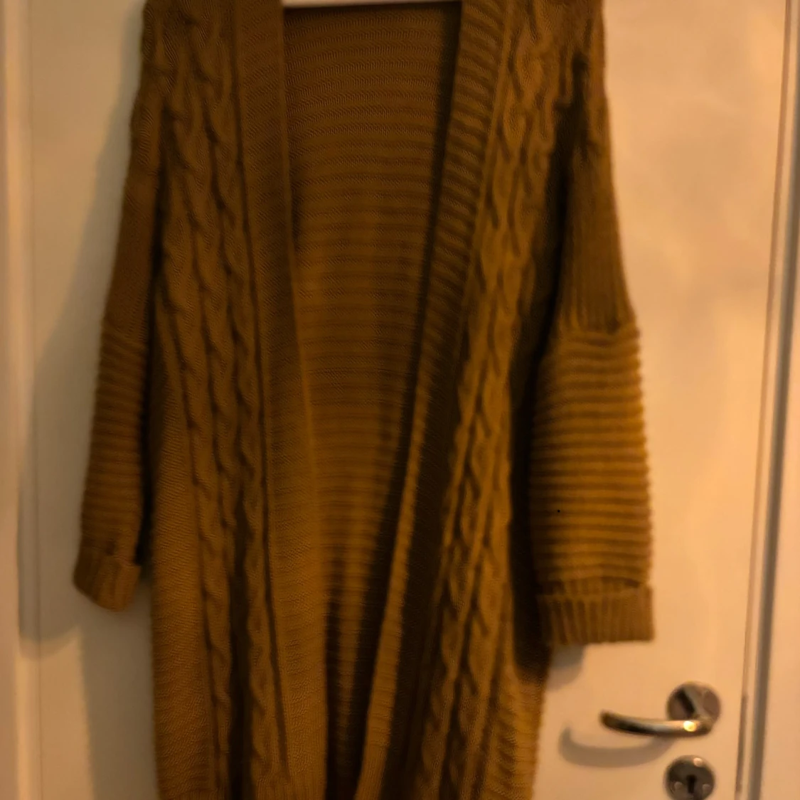 Mustardgul stickad kofta