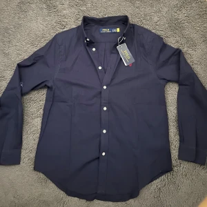 Ralph Lauren linneskjorta  - Helt ny med tags, storlek L men sitter mer som M. Färg blå. Hör av dig vid minsta lilla fundering! 