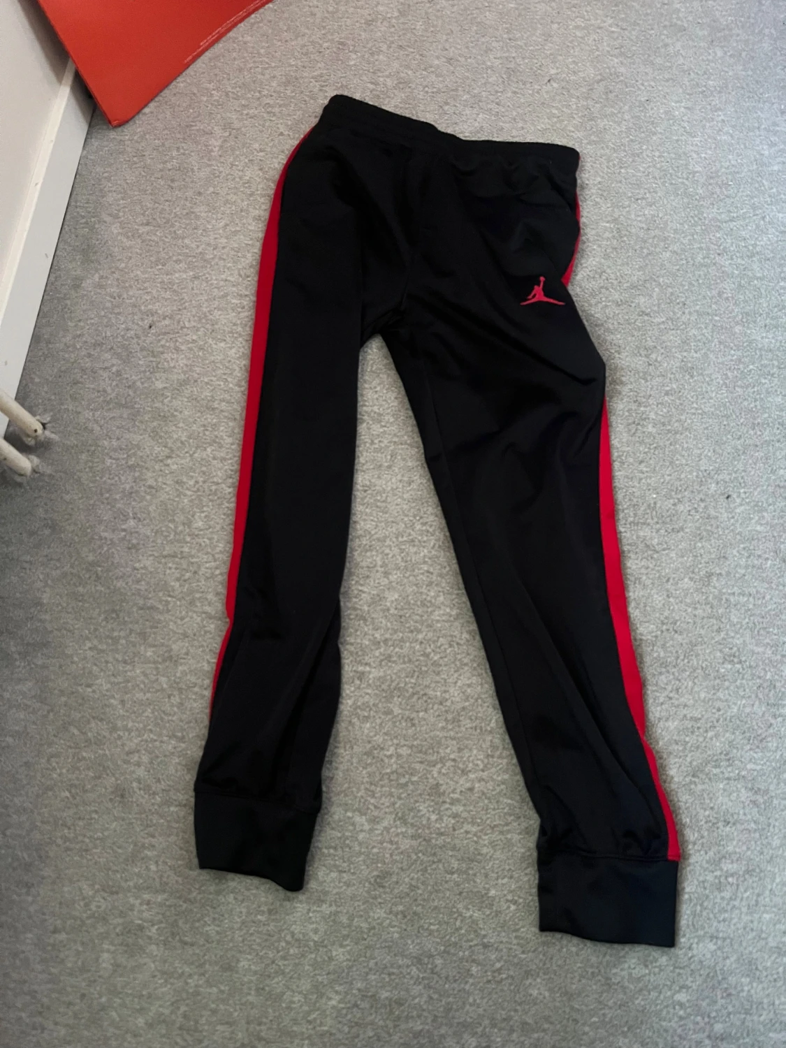 Svarta Jordan mjukisbyxor med röd logga