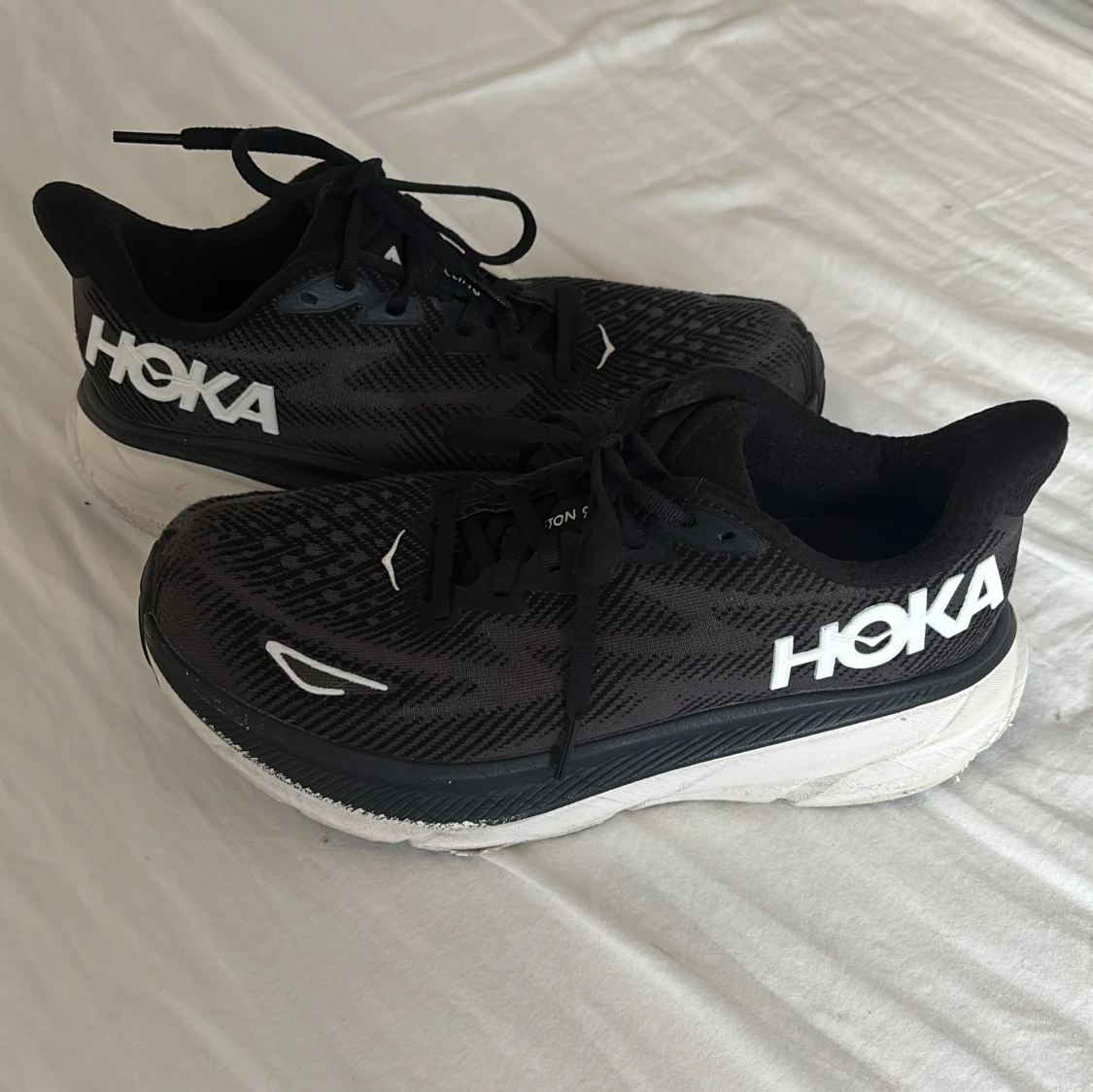 Svarta Hoka Clifton 9 sneakers
