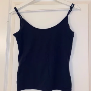 Marinblått linne från Gina Tricot - Helt oanvänt!