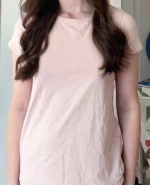 Ljusrosa t-shirt från 157 - En basic ljusrosa t-shirt från Lager 157 i storlek 160 men passar xs/s beroende på hur man vill att den sitter. Använd fåtal gånger men har en liten fläck på framsidan, bild 3 och 4. 