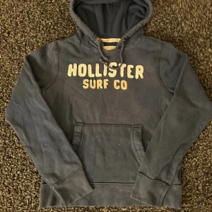 Hollister hoodie (sällsynt)L/M - Säljer nu denna sjukt eftertraktad hoodie ifrån hollister. Skick 7/10. Rikigt snygg och passar perfekt nu till hösten. Obs kan gå ner i pris vid snabb och smiddig affär!