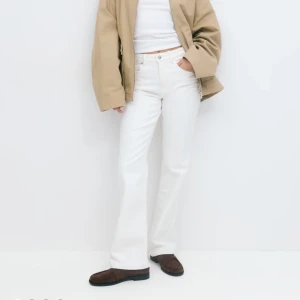 Vita jeans - Säljer dessa vita jeans från Gina Tricot i modellen ”classic boot jeans” och i storlek 38. Använda en gång. Säljer för 250kr+ frakt