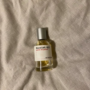 Norrish 420 extrait de parfum - Norrish 420 extrait de parfum med stilren design och modern känsla. Perfekt för dig som vill sticka ut och göra ett statement. Flaskan har en enkel look och passar dig som gillar unika val. Har ungefär halva kvar