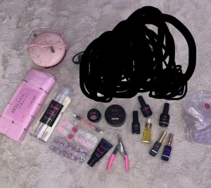 nagel grejer från bla luu nails och missfancy  - säljer mina nagelgrejer, köpta för 2000 allt köptes i somras men har inte andvänts mycket, på bilden är det, nail cleanser luu nails, uv lampa, cleansing wipes, nail charms, silikon penna, har builder gel( till 3d saker), builder gel luu nails universal pink 100g( lite mer än halva kvar), diamond glue, nagel sax, nagel lim, mirror shine top coat, nagelbandsolja, base coat, liner gel i vitt och silver och tippar från luu nails💕