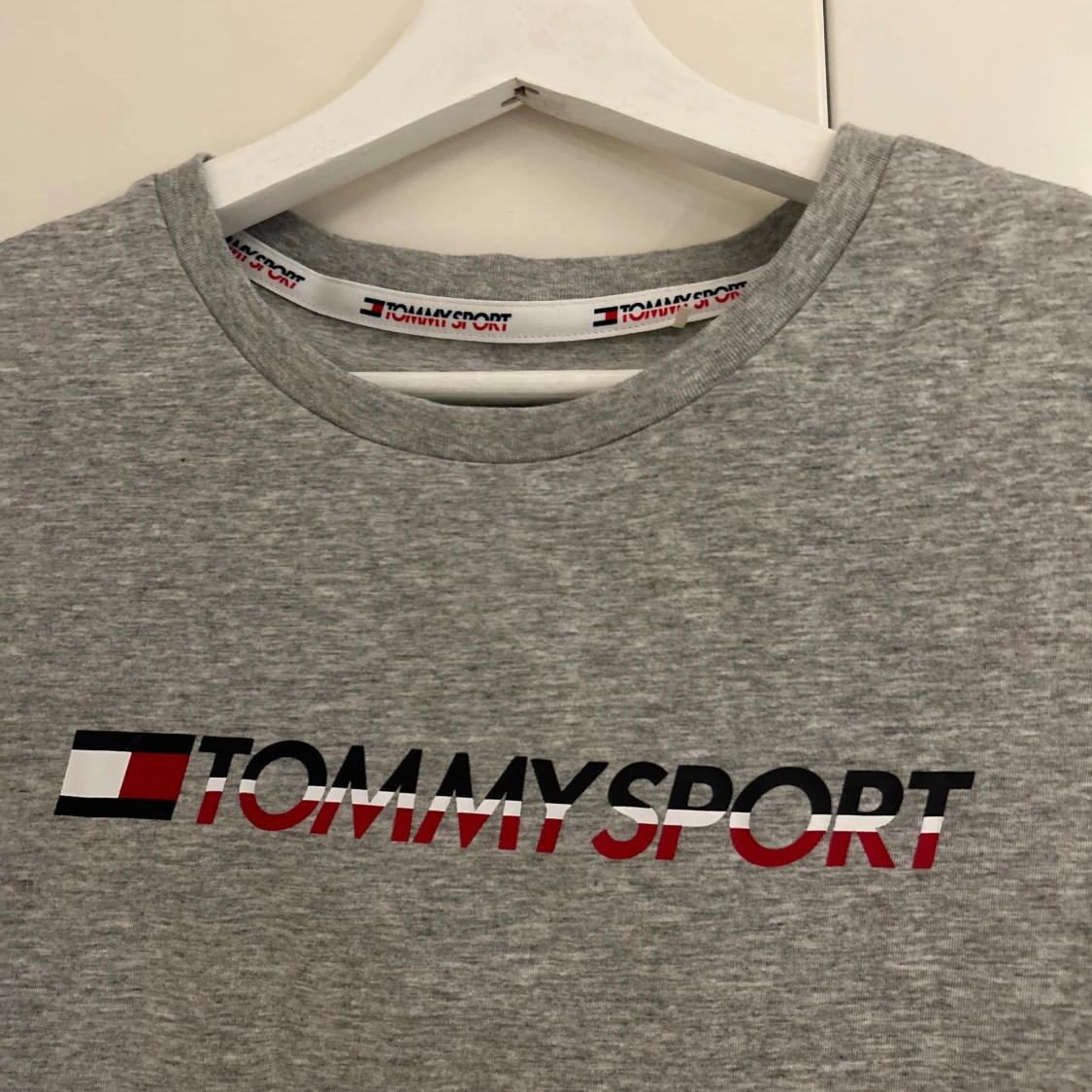 Grå t-shirt Tommy Sport - 1